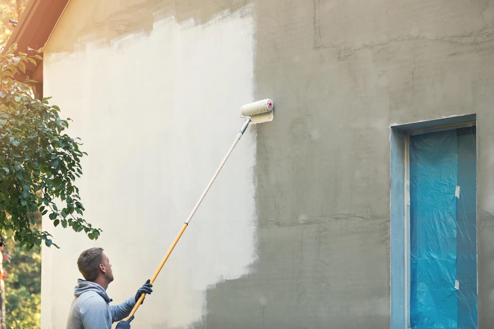 Pintor trabajando en una fachada en Valencia